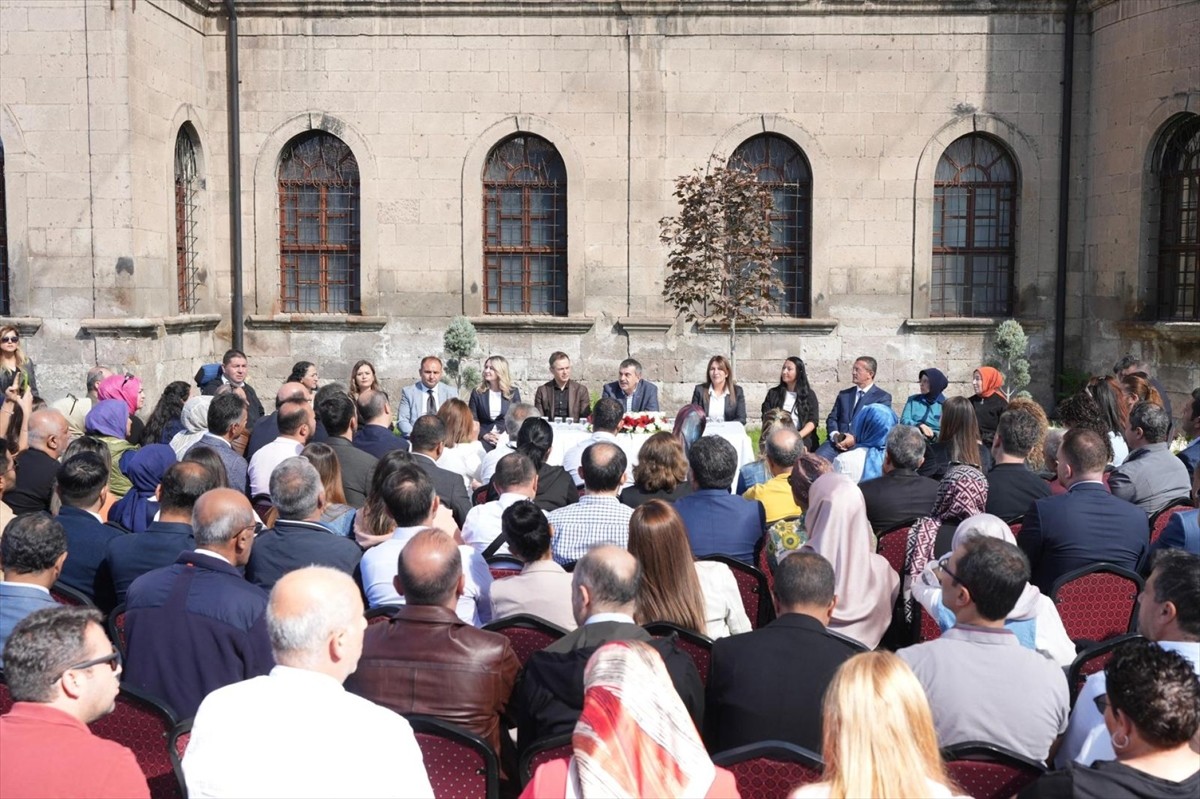 Milli Eğitim Bakanı Yusuf Tekin, Kayseri'de Tarihi Kayseri Lisesi'nde "Öğretmenler Odası"...