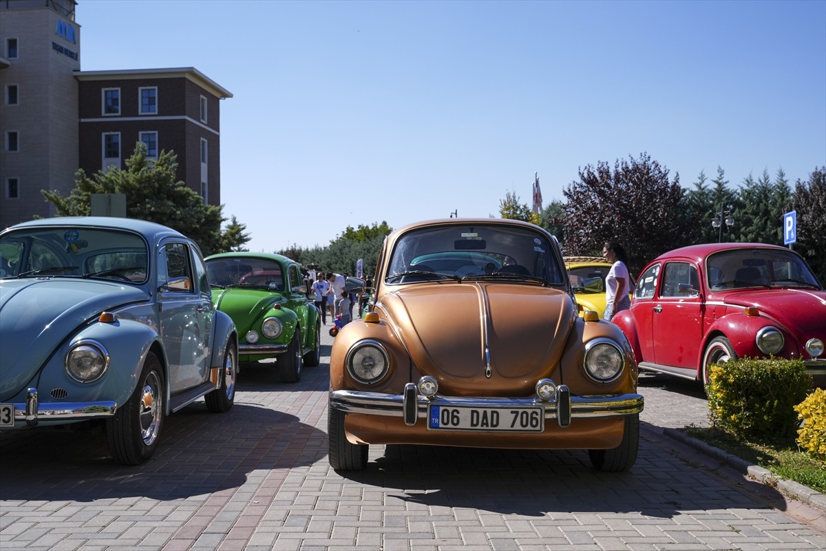 Özel bir yaşam merkezinde tedavi gören yaşlı ve engelli vatandaşlar, nostaljik vosvos araçlarla ve...