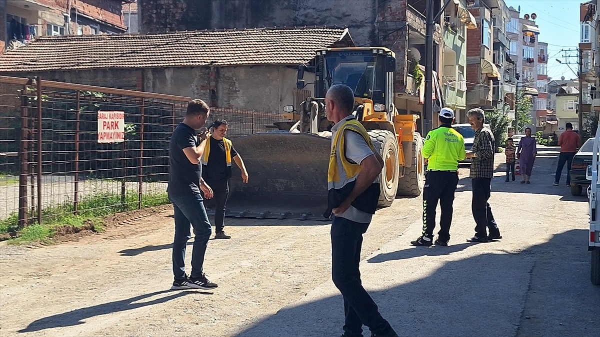 Samsun'un Bafra ilçesinde iş makinesinin çarptığı kişi, ağır yaralandı. İhbar üzerine olay yerine...