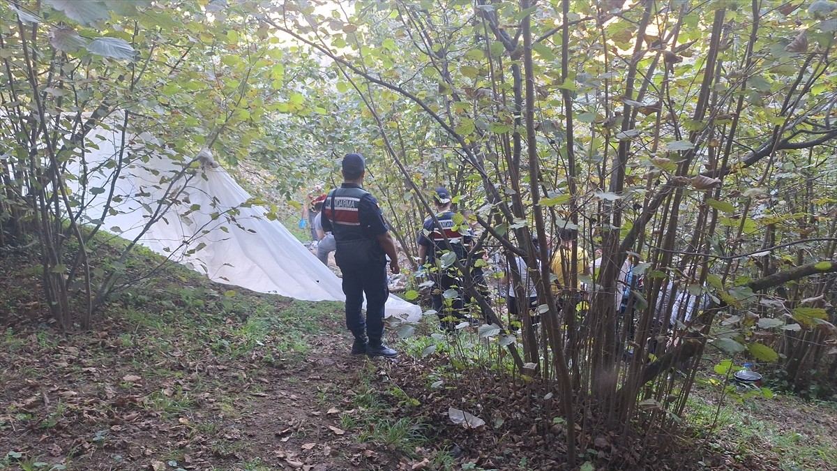 Samsun'un Bafra ilçesinde kaçak kazı yaparken gazdan zehirlendiği değerlendirilen 2 kişiden biri...