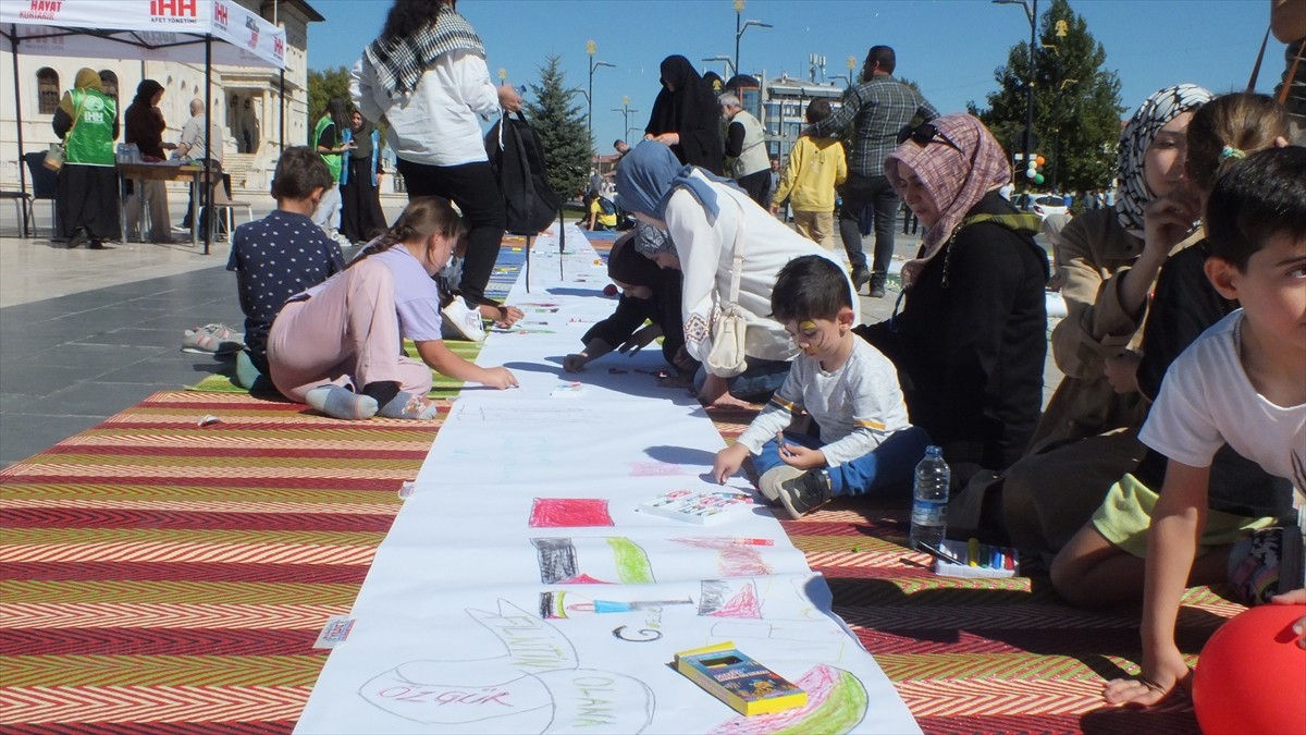 Sivas'ta çocuklar, "Filistin İçin Sen de Çiz" etkinliğinde İsrail'i protesto etti. Atatürk Kongre...