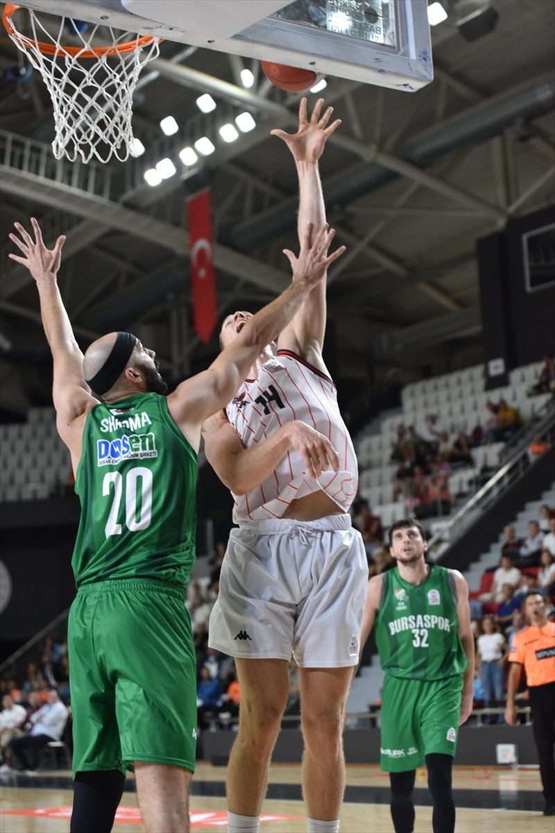 Türkiye Sigorta Basketbol Süper Ligi’nin ilk haftasında Manisa Basket ile Bursaspor Basketbol...