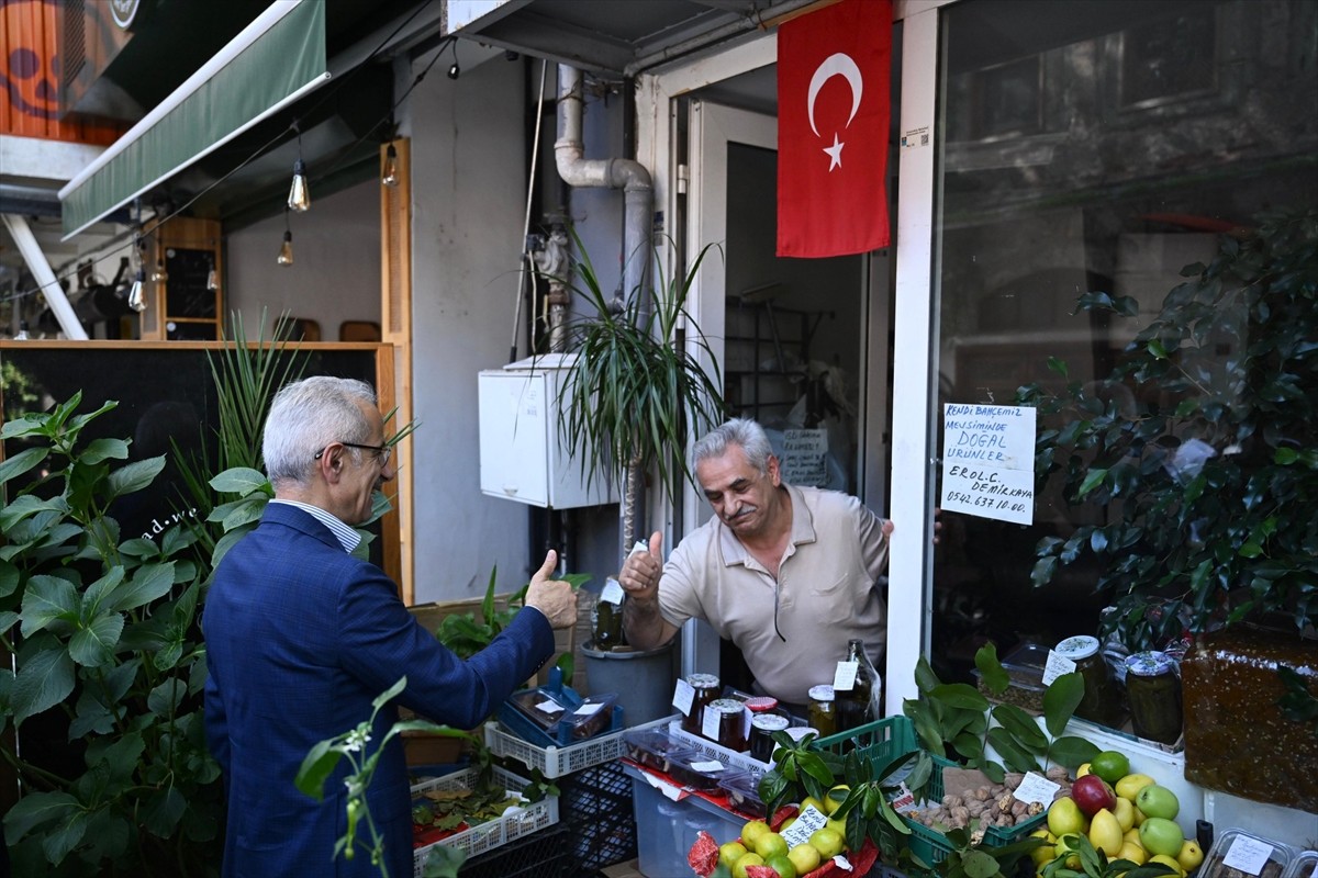 Ulaştırma ve Altyapı Bakanı Abdulkadir Uraloğlu, AK Parti Beşiktaş İlçe Başkanlığı'nı ziyaret...