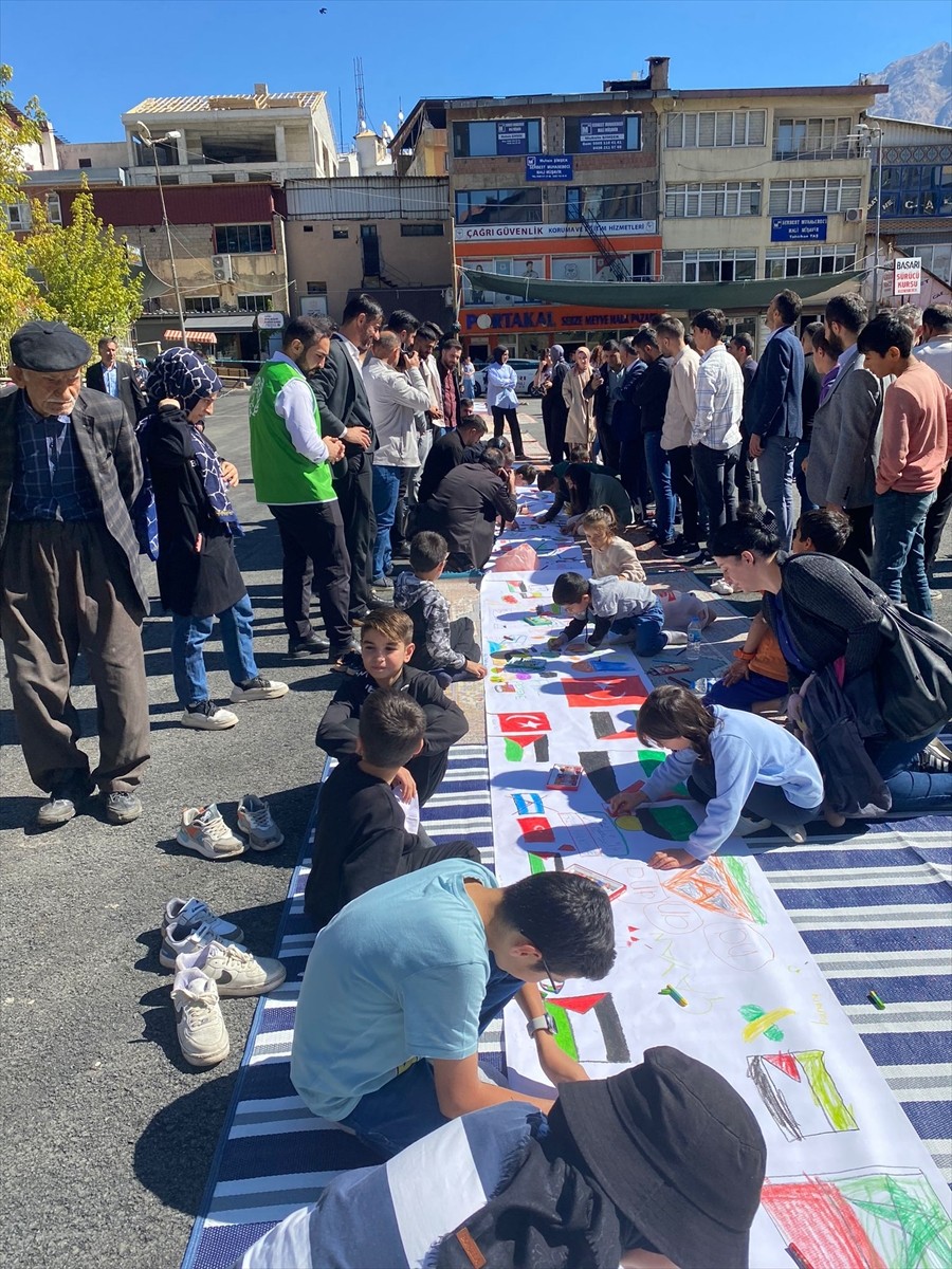 Yetim Vakfı Hakkari Şubesi öncülüğünde, eski belediye binası önünde düzenlenen programda...