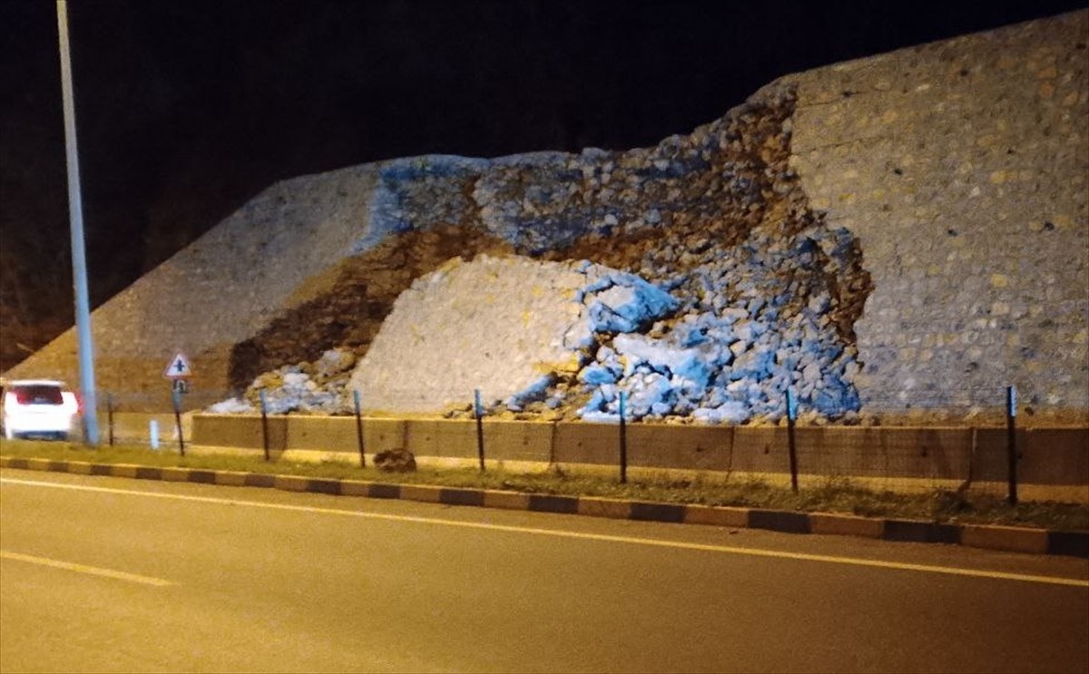 Zonguldak-Alaplı kara yolunda istinat duvarının bir bölümünün çökmesi sonucu ulaşım kontrollü...