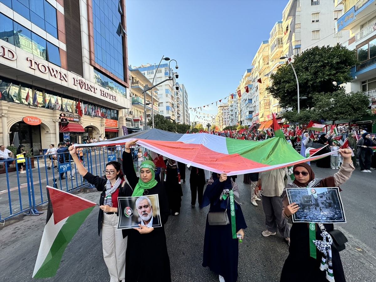 Antalya, Isparta ve Burdur'da vatandaşlar, İsrail'in Filistin'e yönelik saldırılarını protesto...