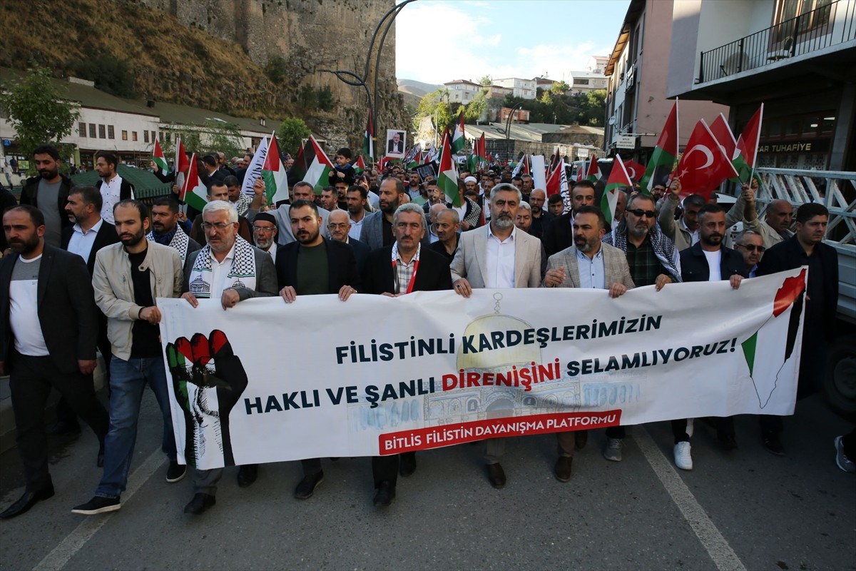 Bitlis'te İsrail'in Gazze'ye yönelik saldırılarına tepki amacıyla yürüyüş düzenlendi, basın...