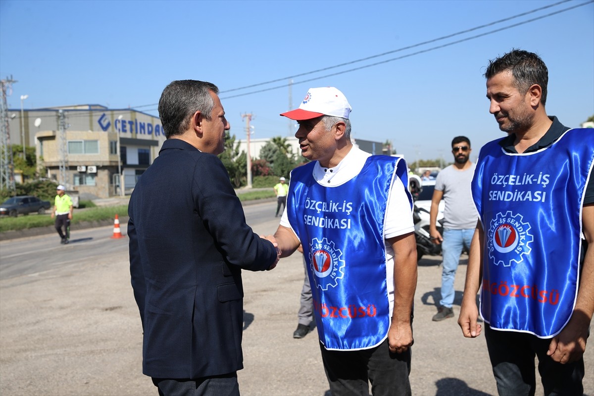 CHP Genel Başkanı Özgür Özel, Hatay'ın Dörtyol ilçesindeki bir firmada çalışan metal işçilerinin...