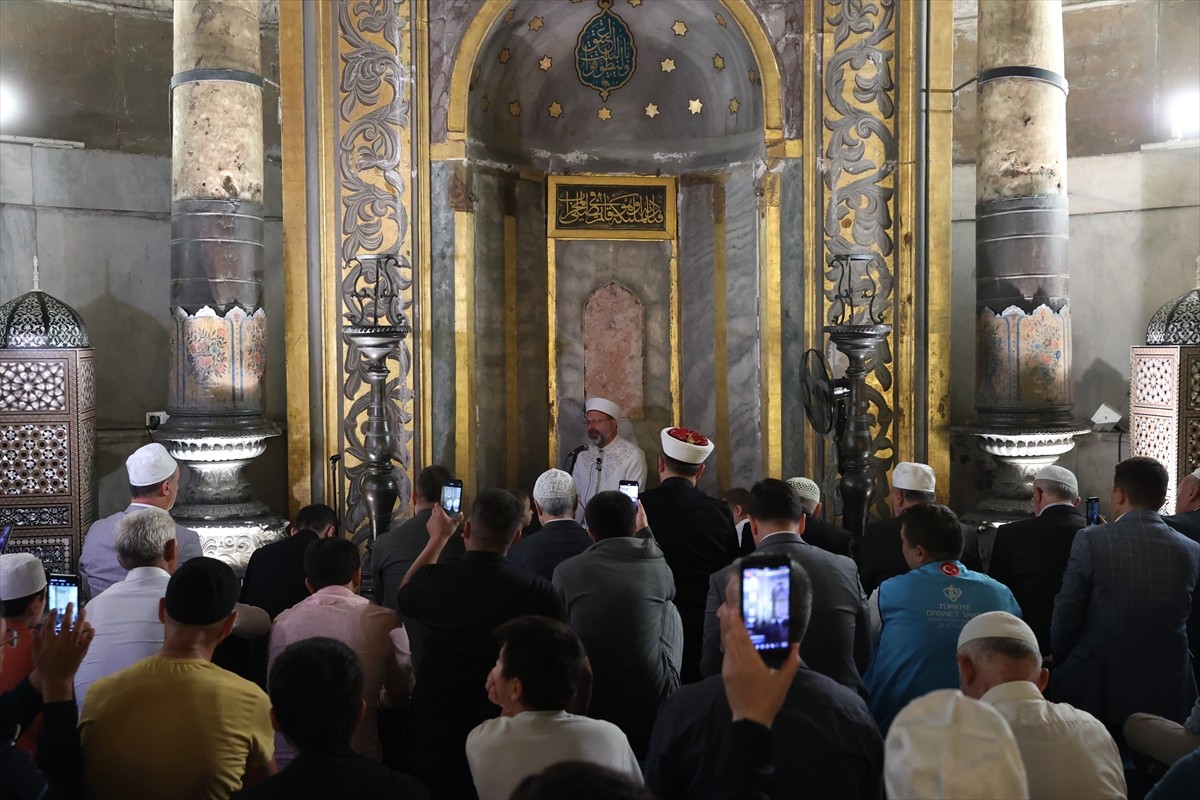 Diyanet İşleri Başkanlığınca Camiler ve Din Görevlileri Haftası kapsamında yatsı namazı sonrası...