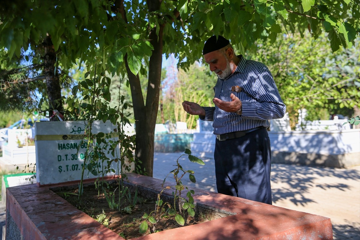 Diyarbakır'da merkez Bağlar ilçesinde bir dernek tarafından hazırlanan kurban eti paketlerini...