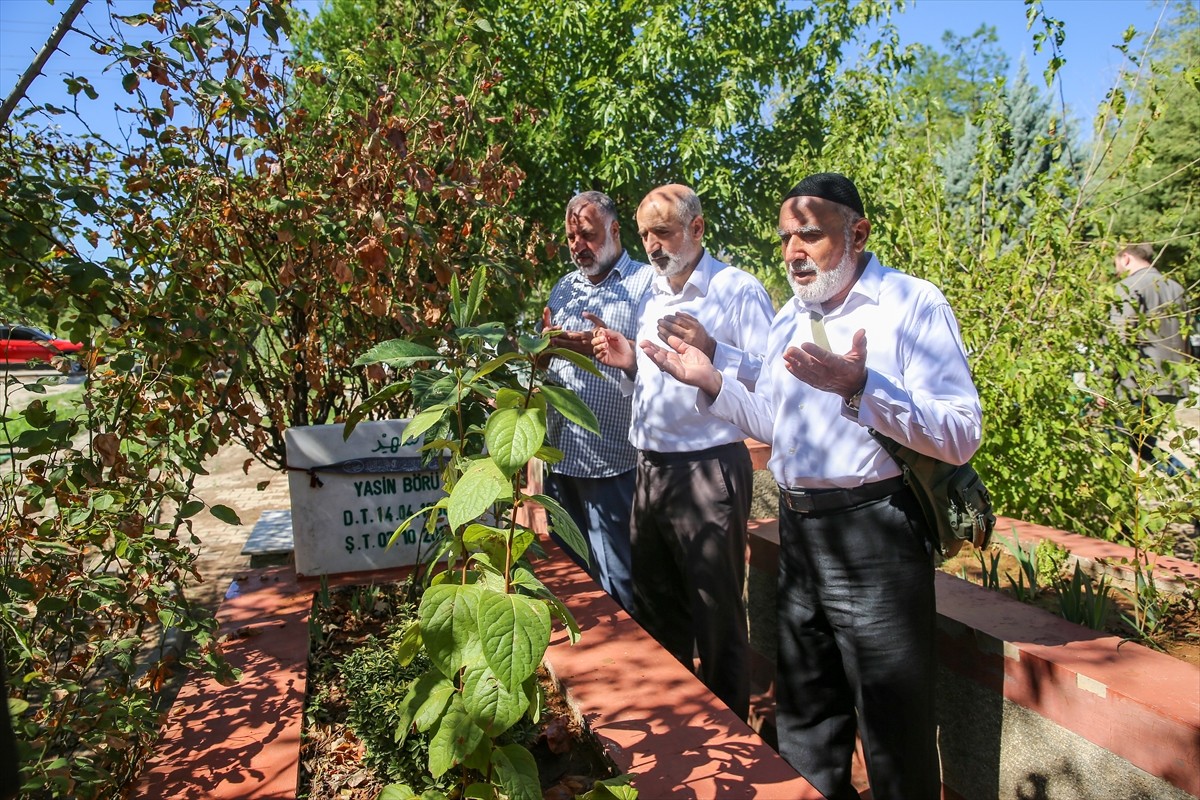 Diyarbakır'da merkez Bağlar ilçesinde bir dernek tarafından hazırlanan kurban eti paketlerini...