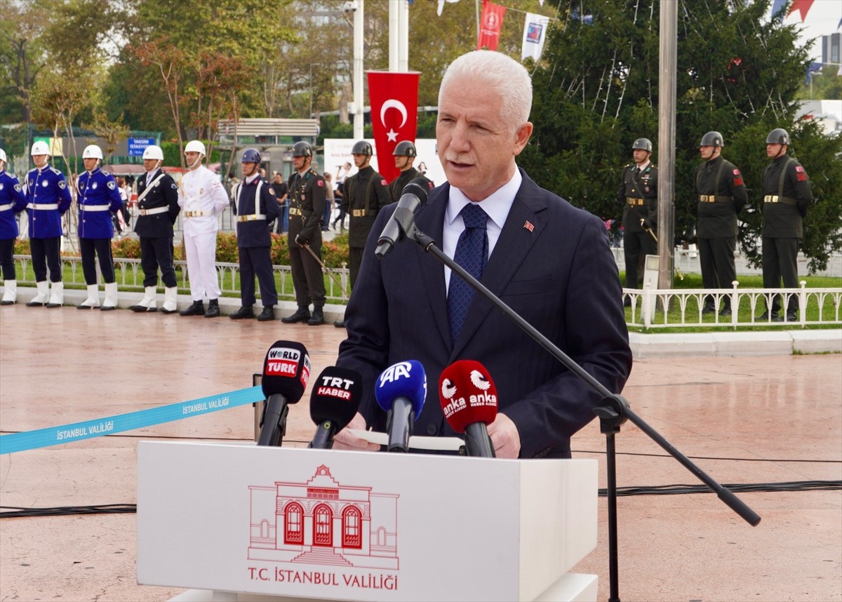 İstanbul'un işgalden kurtuluşunun 101. yıl dönümünde Taksim Cumhuriyet Anıtı önünde tören...