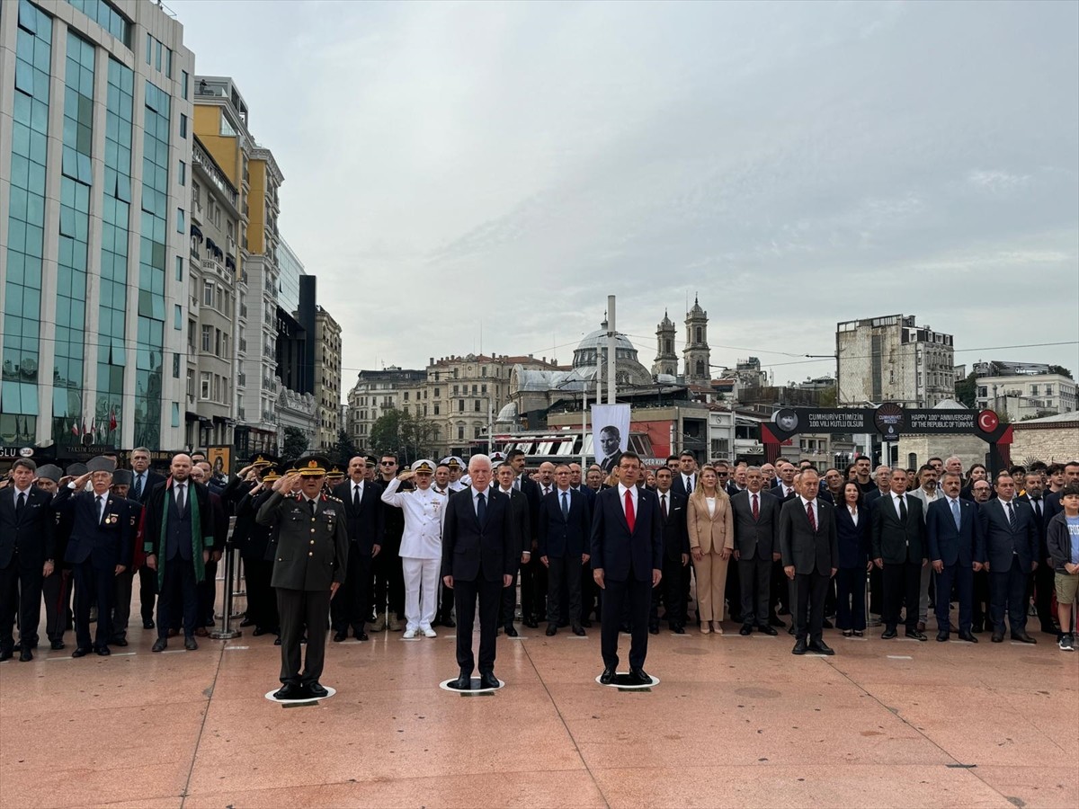 İstanbul'un işgalden kurtuluşunun 101. yıl dönümünde Taksim Cumhuriyet Anıtı önünde tören...