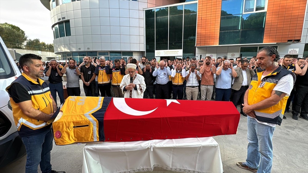 İzmir'in Torbalı ilçesinde kamyonetle çarpışan aracına bakarken bir otomobilin çarpması sonucu...