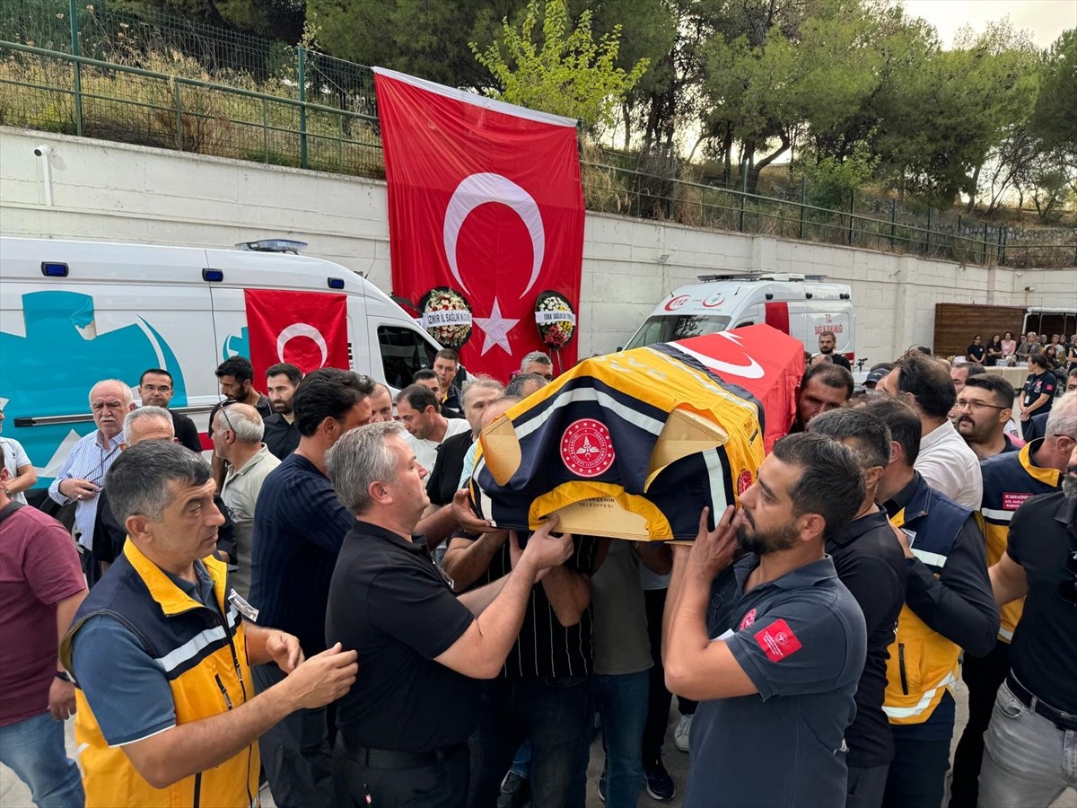 İzmir'in Torbalı ilçesinde kamyonetle çarpışan aracına bakarken bir otomobilin çarpması sonucu...