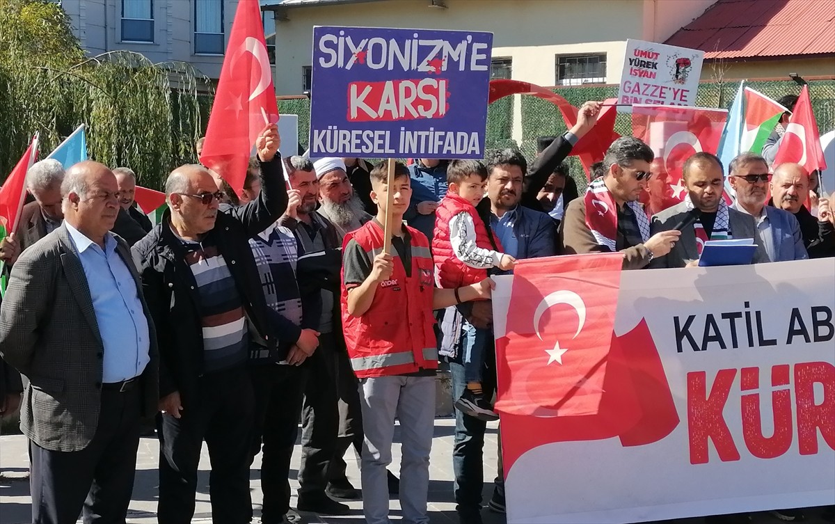 Kars'ta İsrail'in Filistin'e yönelik saldırıları protesto edildi. Memur-Sen Şubesinin öncülüğünde...