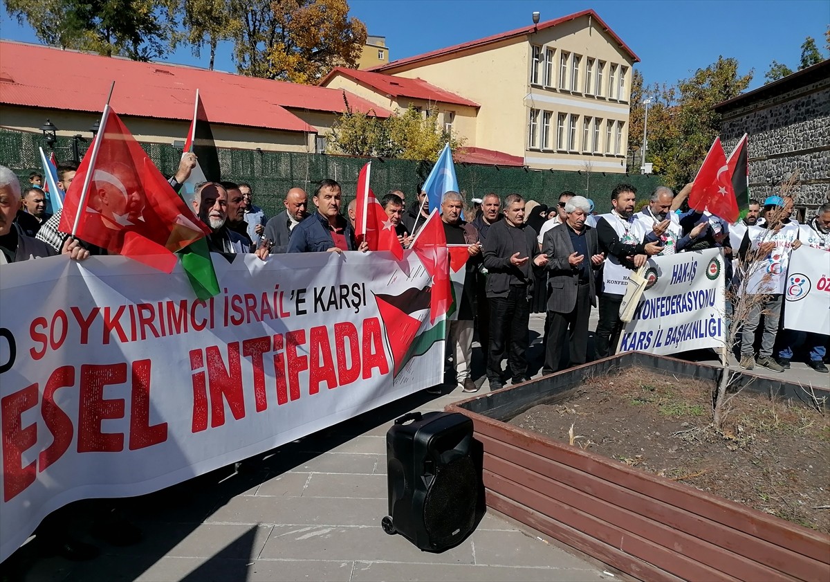 Kars'ta İsrail'in Filistin'e yönelik saldırıları protesto edildi. Memur-Sen Şubesinin öncülüğünde...