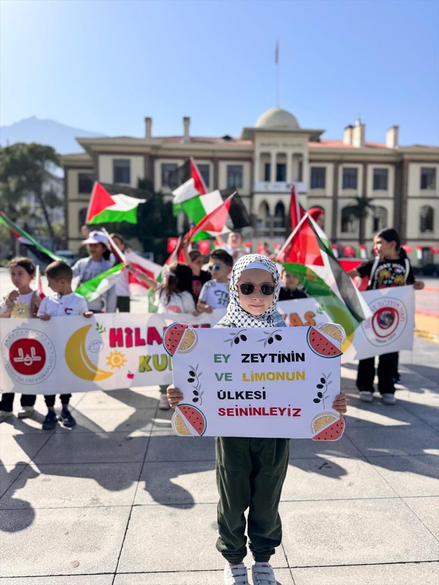 Manisa'da, Manisa Filistin’e Destek Platformu ve Yetim Vakfı işbirliğinde İsrail'in Filistin’e...