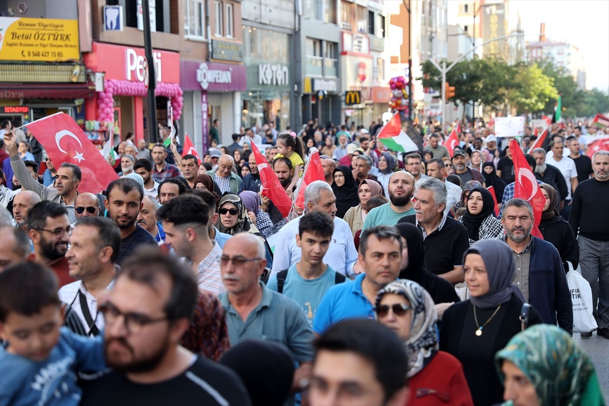 Sivas'ta, İsrail'in Filistin'e yönelik saldırılarına karşı protesto düzenlendi. Sivas Tren Garı...