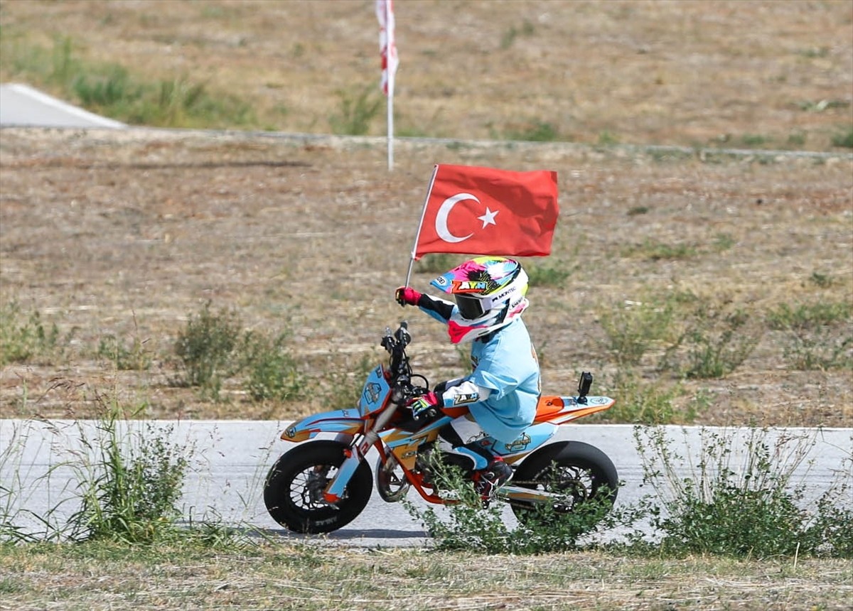 Türkiye Süpermoto Şampiyonası son ayak yarışları Uşak'ta yapıldı. 1370 metre uzunluğundaki Uşak...