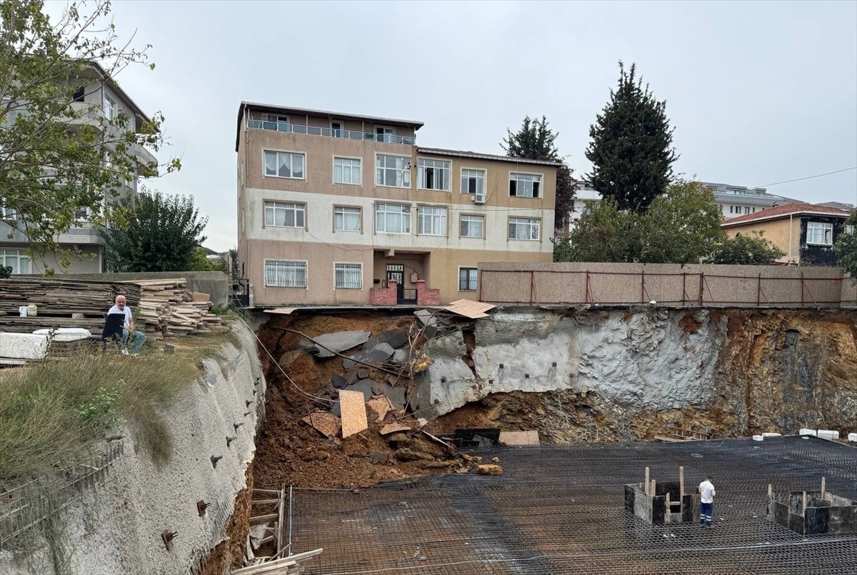 Üsküdar'da bir inşaatın istinat duvarının yol ile birlikte çöktüğü sokakta, boşaltılan apartmanın...