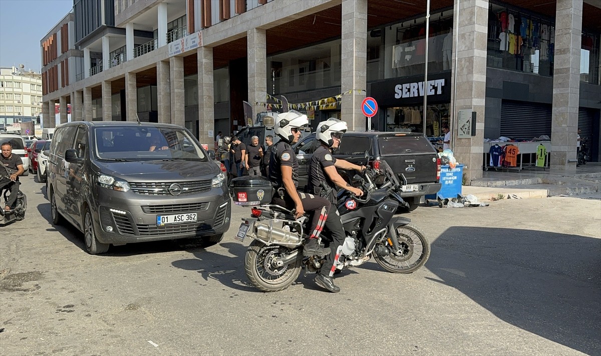 Adana'nın merkez Seyhan ilçesinde, yol kenarında el bombası bulundu, polis olayla ilgili araştırma...