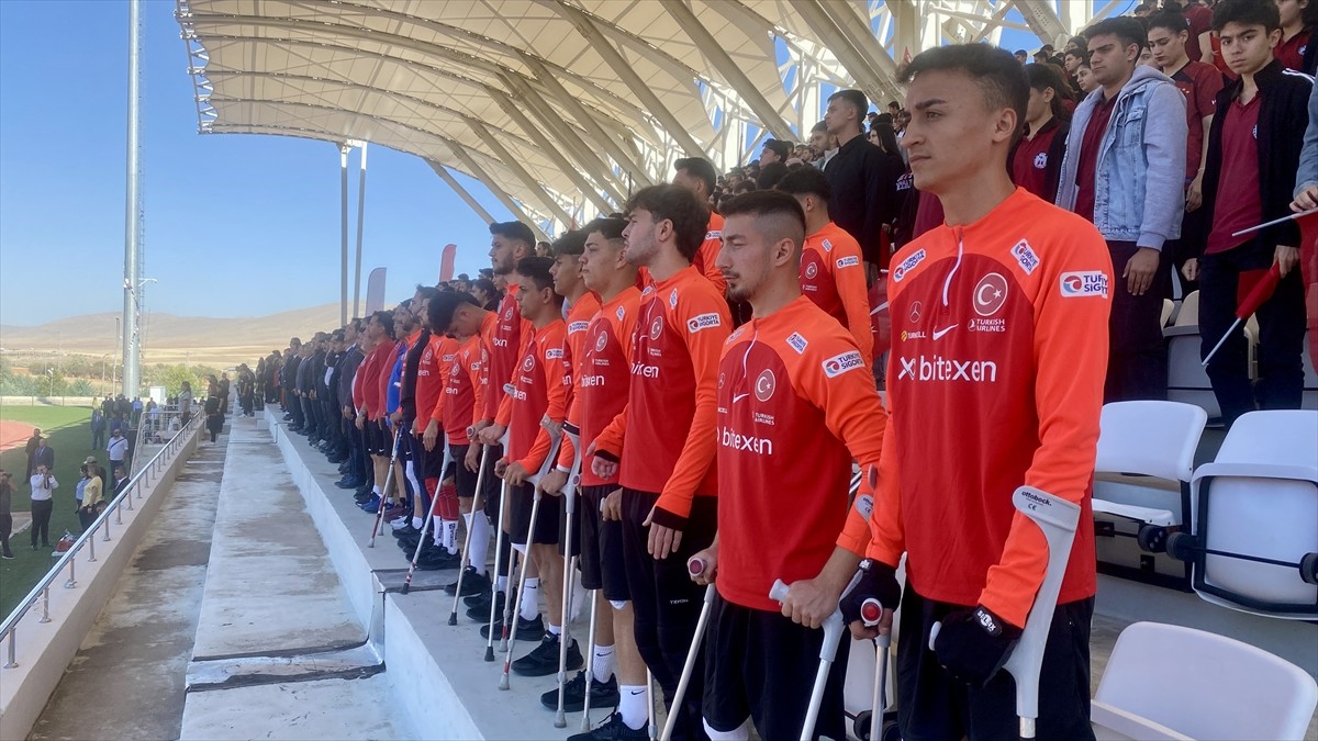 Ampute Milli Futbol Takımı, Amatör Spor Haftası etkinlikleri kapsamında Kırşehir'de gösteri maçı...