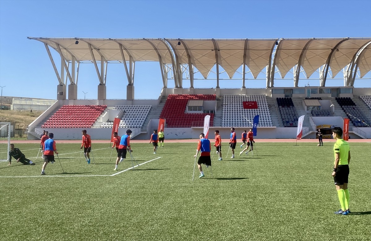 Ampute Milli Futbol Takımı, Amatör Spor Haftası etkinlikleri kapsamında Kırşehir'de gösteri maçı...