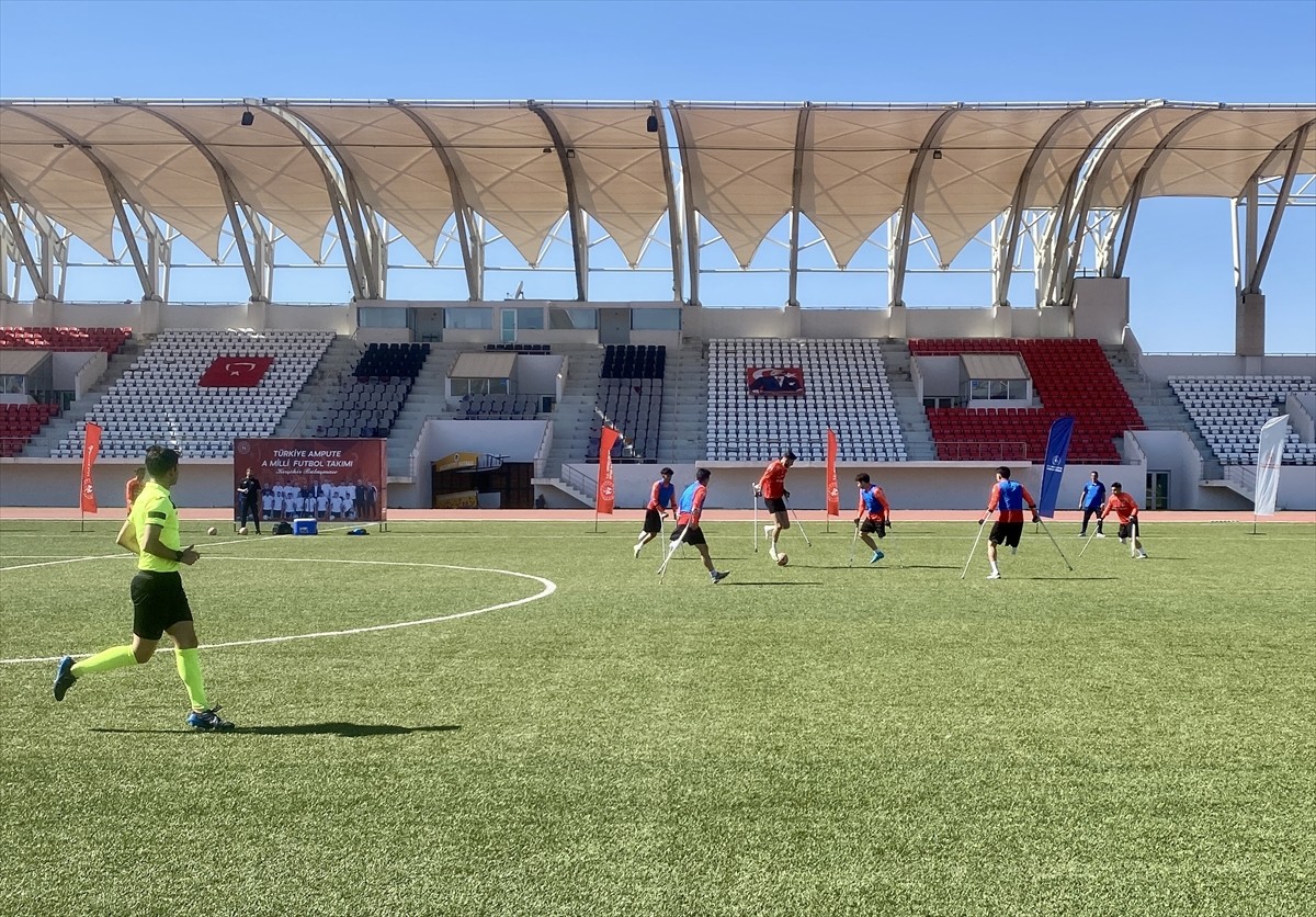 Ampute Milli Futbol Takımı, Amatör Spor Haftası etkinlikleri kapsamında Kırşehir'de gösteri maçı...