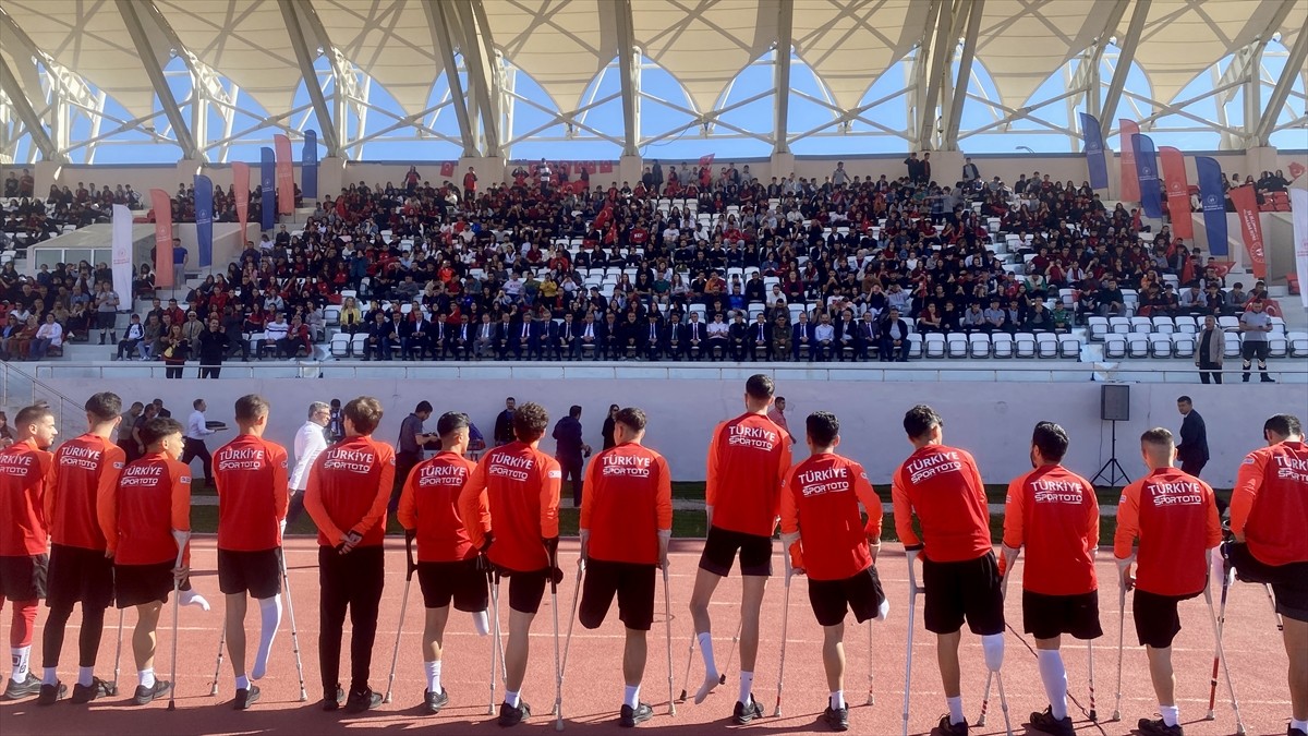 Ampute Milli Futbol Takımı, Amatör Spor Haftası etkinlikleri kapsamında Kırşehir'de gösteri maçı...