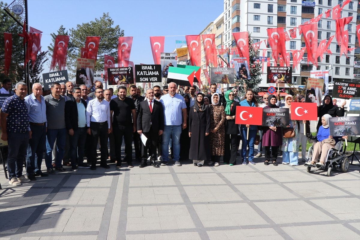 Elazığ'da AK Parti İl başkanlığınca İsrail'in Filistin'e yönelik saldırıları protesto edildi....