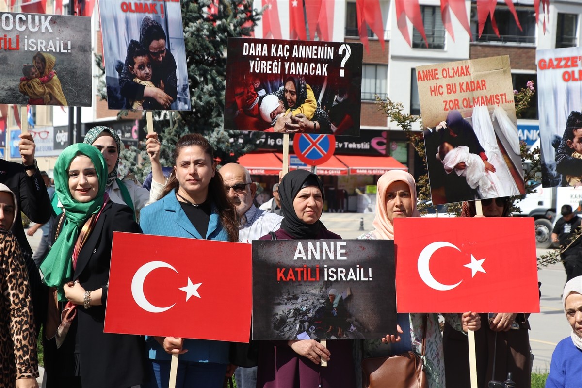 Elazığ'da AK Parti İl başkanlığınca İsrail'in Filistin'e yönelik saldırıları protesto edildi....