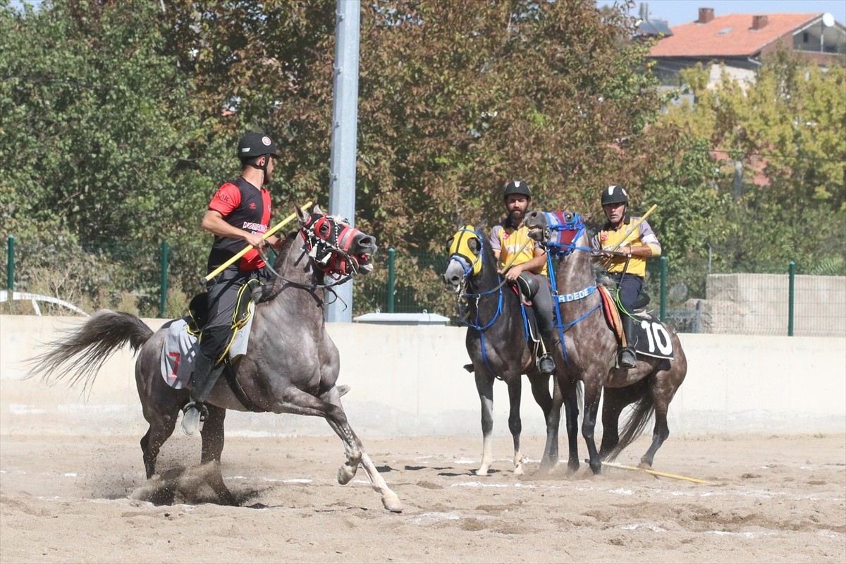 Erzurum Atatürk Üniversitesi Atlı Spor Kulübü'nün 50 yaşındaki sporcusu Mehmet Zeki Adede, at...