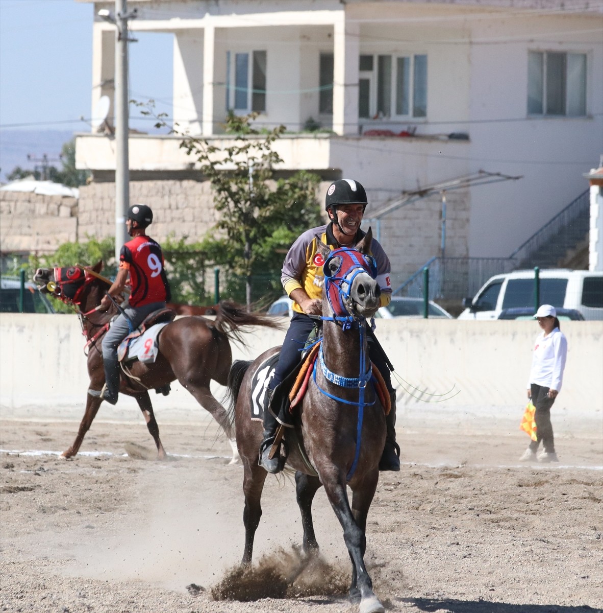 Erzurum Atatürk Üniversitesi Atlı Spor Kulübü'nün 50 yaşındaki sporcusu Mehmet Zeki Adede, at...