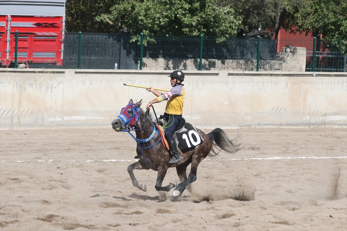 Erzurum Atatürk Üniversitesi Atlı Spor Kulübü'nün 50 yaşındaki sporcusu Mehmet Zeki Adede, at...