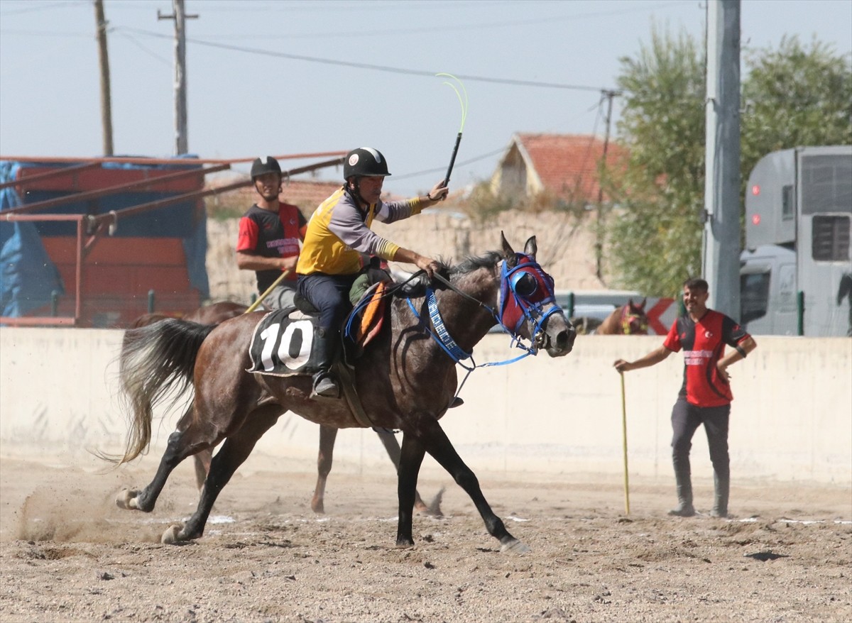 Erzurum Atatürk Üniversitesi Atlı Spor Kulübü'nün 50 yaşındaki sporcusu Mehmet Zeki Adede, at...