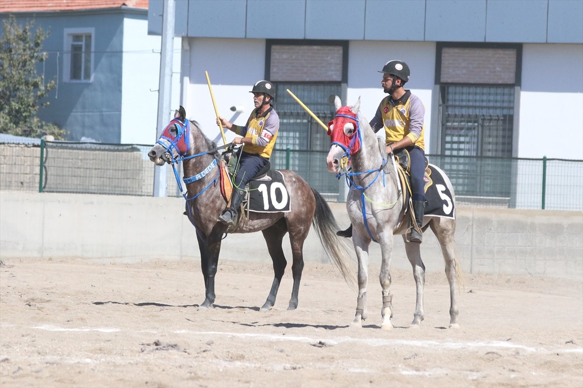 Erzurum Atatürk Üniversitesi Atlı Spor Kulübü'nün 50 yaşındaki sporcusu Mehmet Zeki Adede, at...