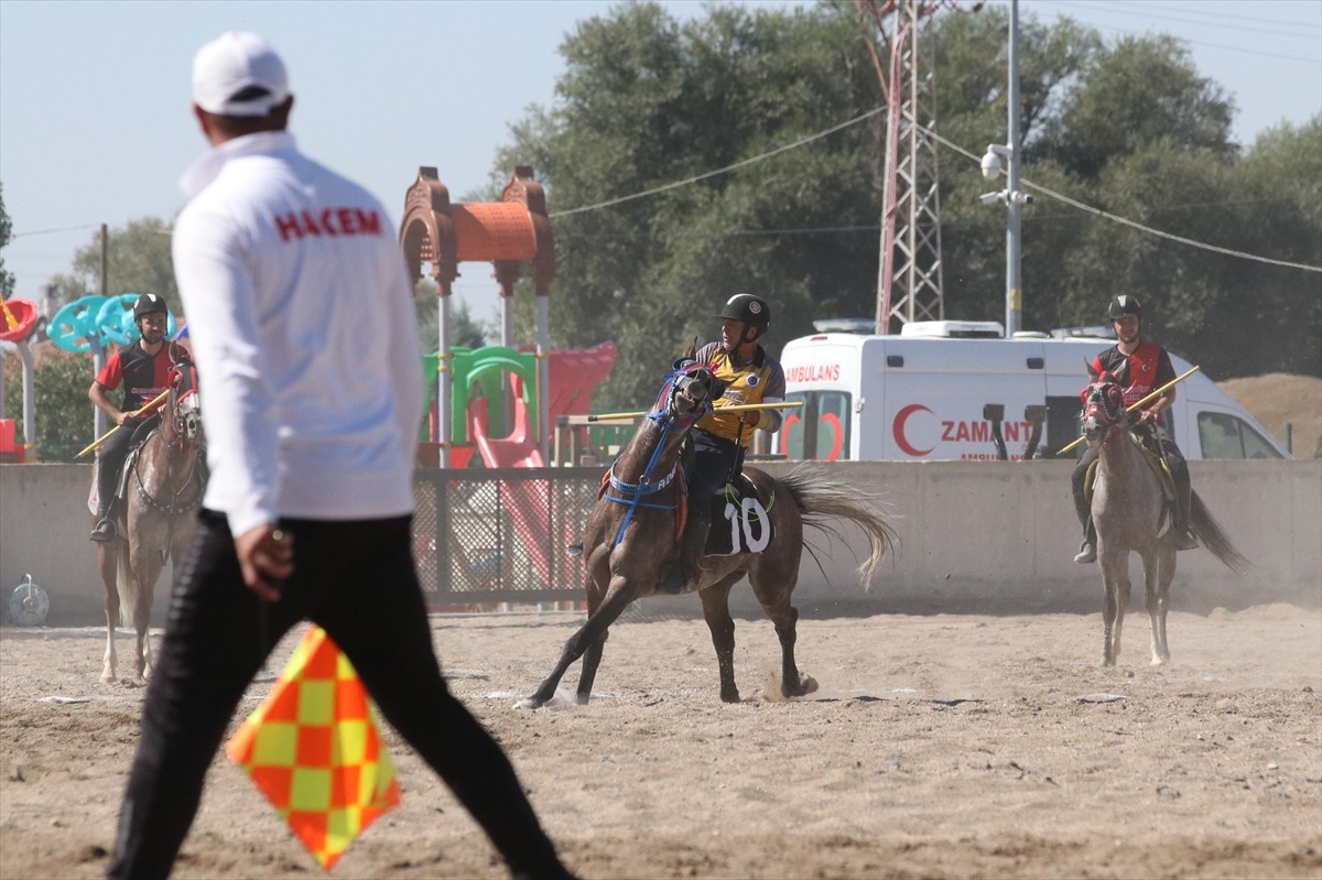 Erzurum Atatürk Üniversitesi Atlı Spor Kulübü'nün 50 yaşındaki sporcusu Mehmet Zeki Adede, at...