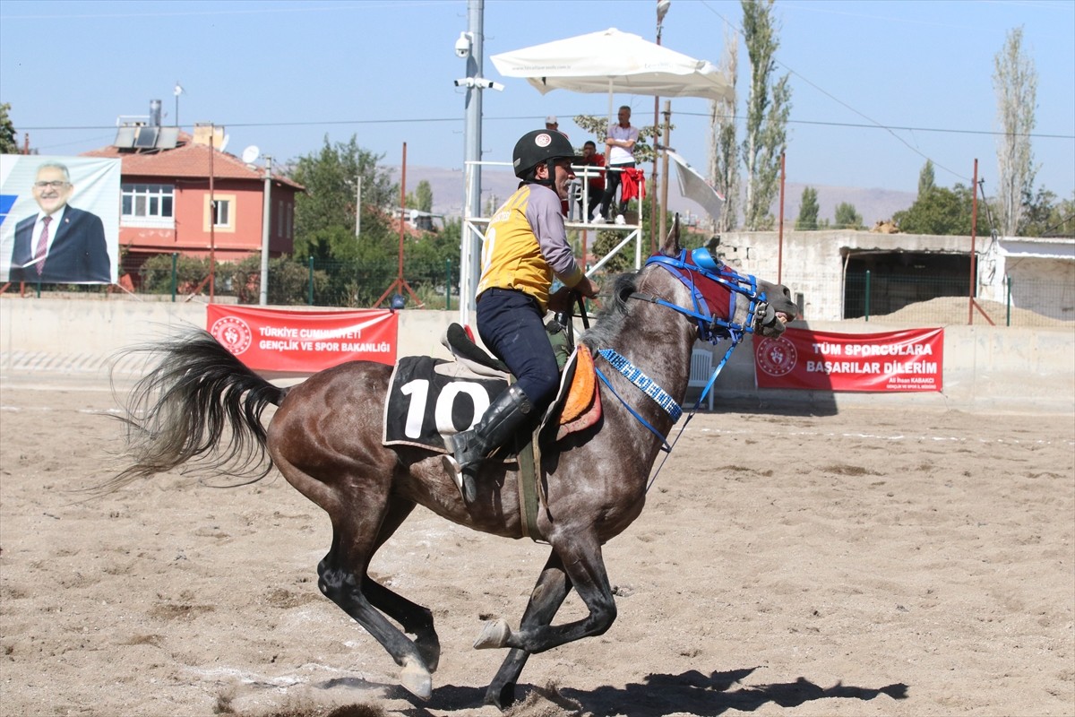 Erzurum Atatürk Üniversitesi Atlı Spor Kulübü'nün 50 yaşındaki sporcusu Mehmet Zeki Adede, at...