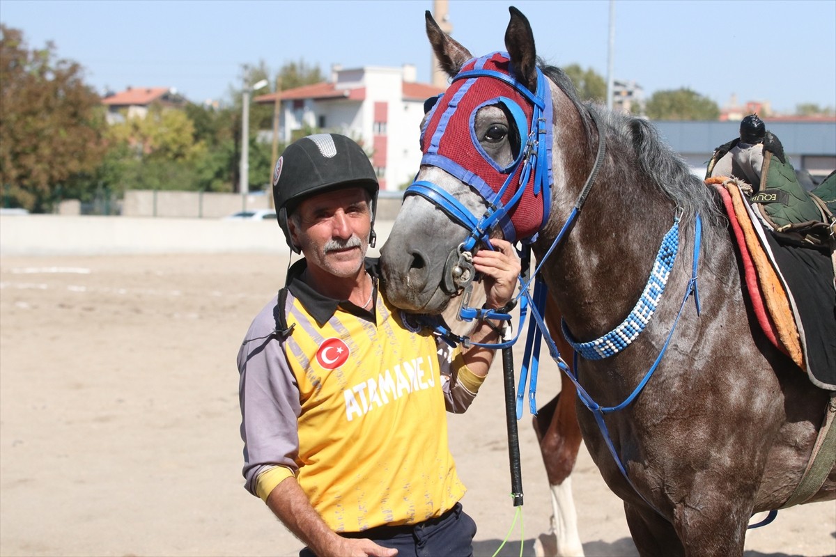 Erzurum Atatürk Üniversitesi Atlı Spor Kulübü'nün 50 yaşındaki sporcusu Mehmet Zeki Adede, at...