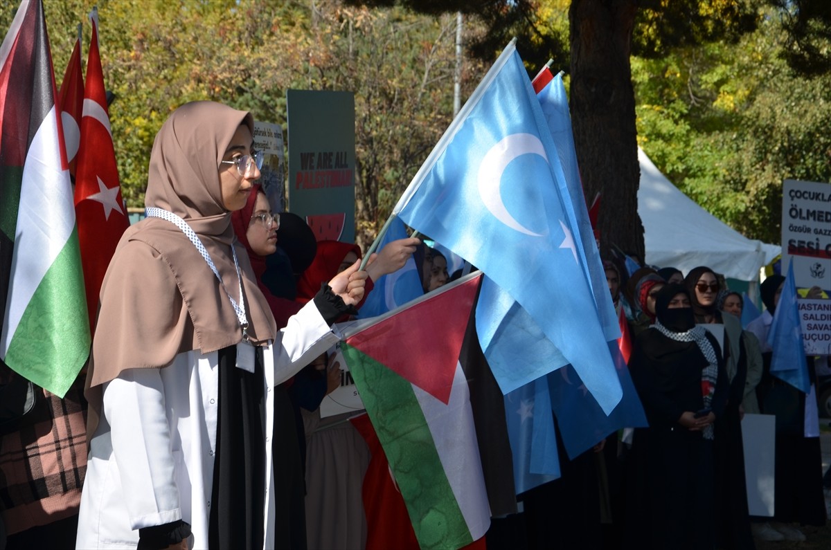 Erzurum'da, İsrail'in Filistin'e yönelik saldırıları protesto edildi. Erzurum’da Atatürk...