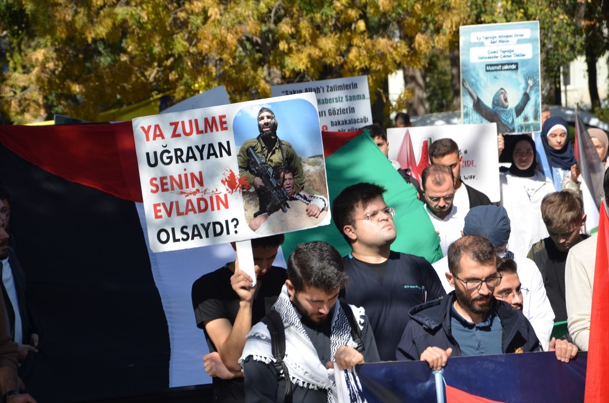 Erzurum'da, İsrail'in Filistin'e yönelik saldırıları protesto edildi. Erzurum’da Atatürk...