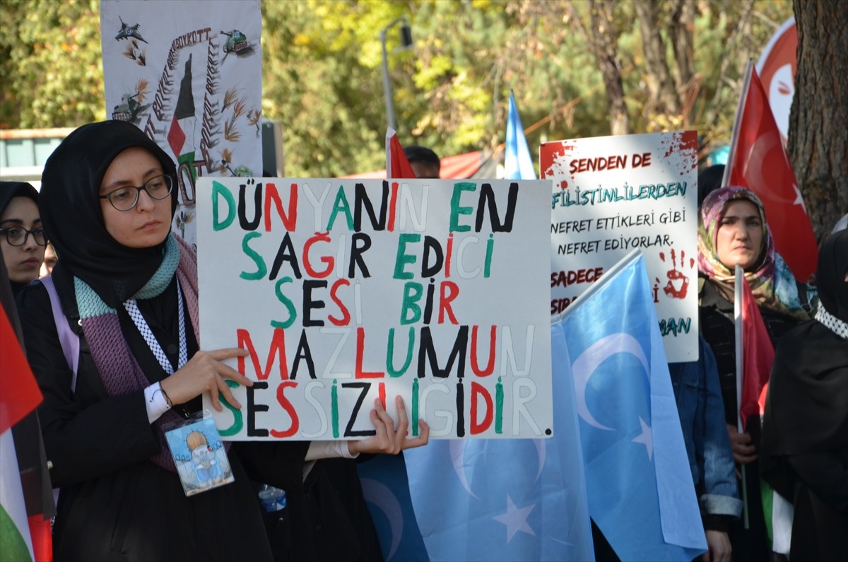 Erzurum'da, İsrail'in Filistin'e yönelik saldırıları protesto edildi. Erzurum’da Atatürk...