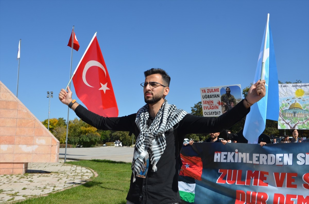 Erzurum'da, İsrail'in Filistin'e yönelik saldırıları protesto edildi. Erzurum’da Atatürk...