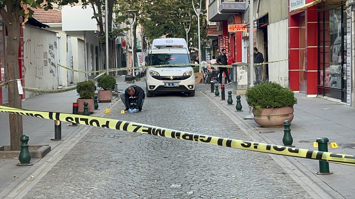 Eskişehir'in Odunpazarı ilçesinde sokakta pompalı tüfekle vurulan kişi tedavi altına...