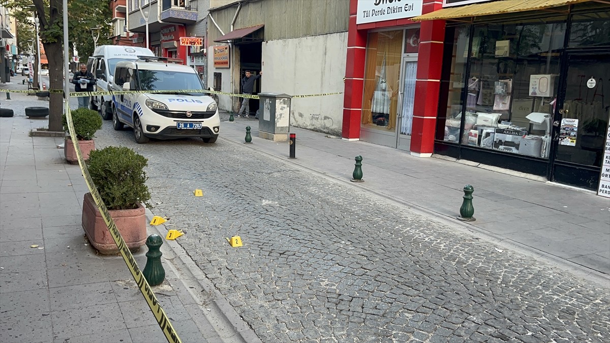 Eskişehir'in Odunpazarı ilçesinde sokakta pompalı tüfekle vurulan kişi tedavi altına...