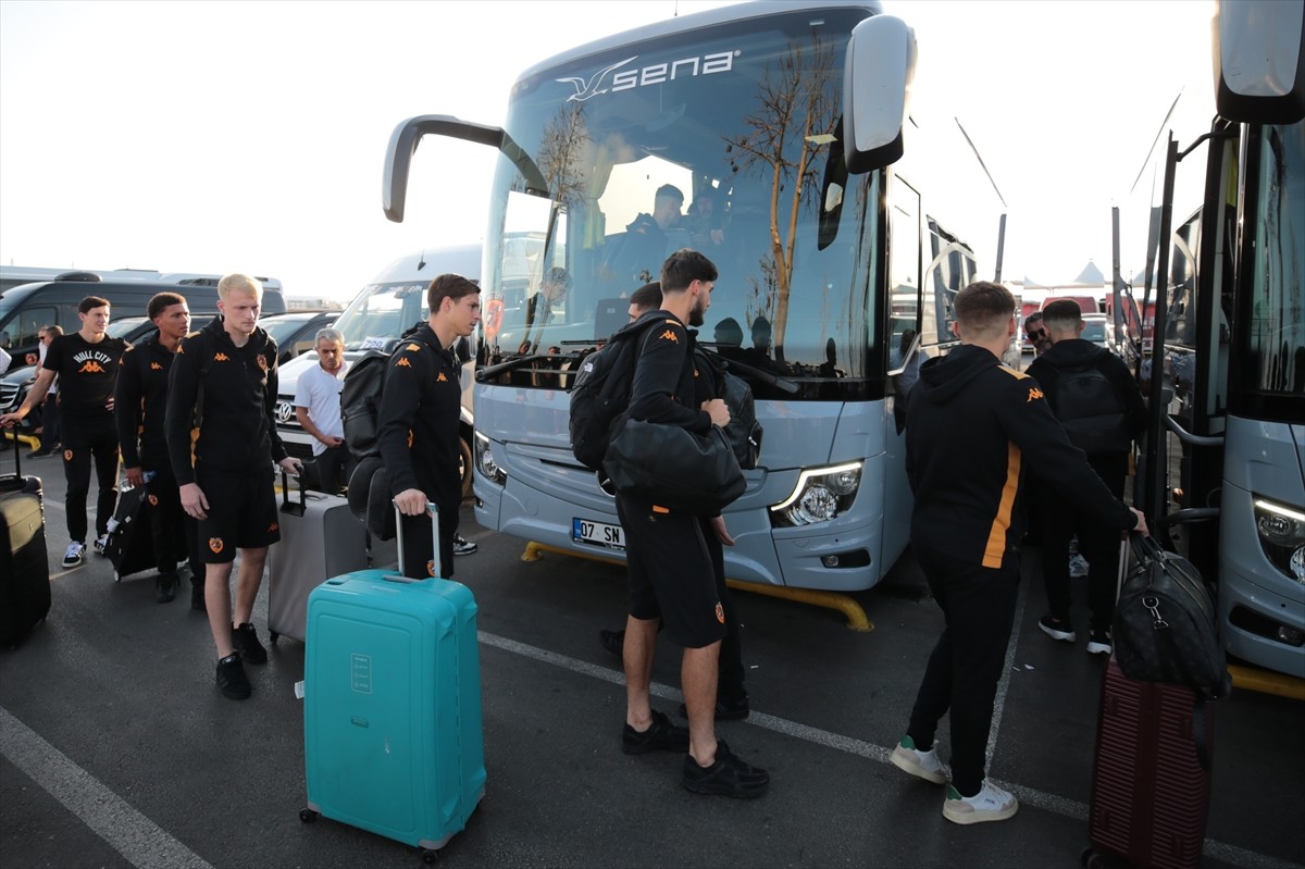 İngiltere Championship ekiplerinden Hull City, kamp yapmak üzere Antalya'ya geldi. Türk iş insanı...