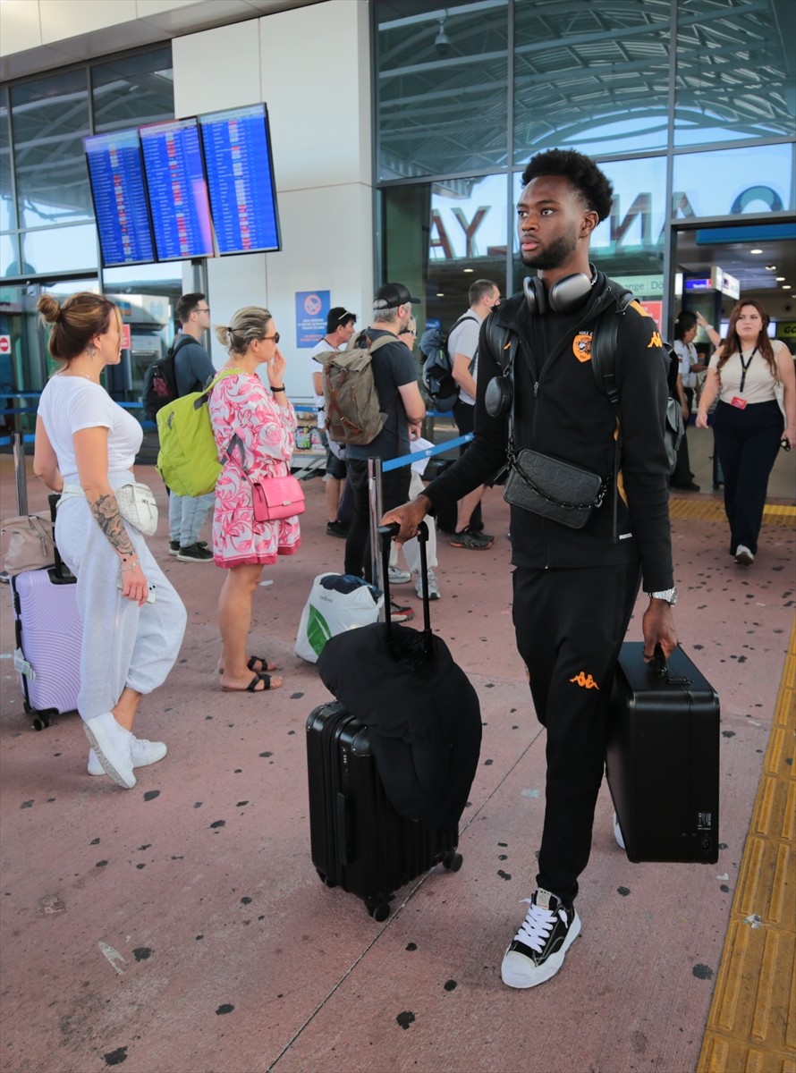 İngiltere Championship ekiplerinden Hull City, kamp yapmak üzere Antalya'ya geldi. Türk iş insanı...