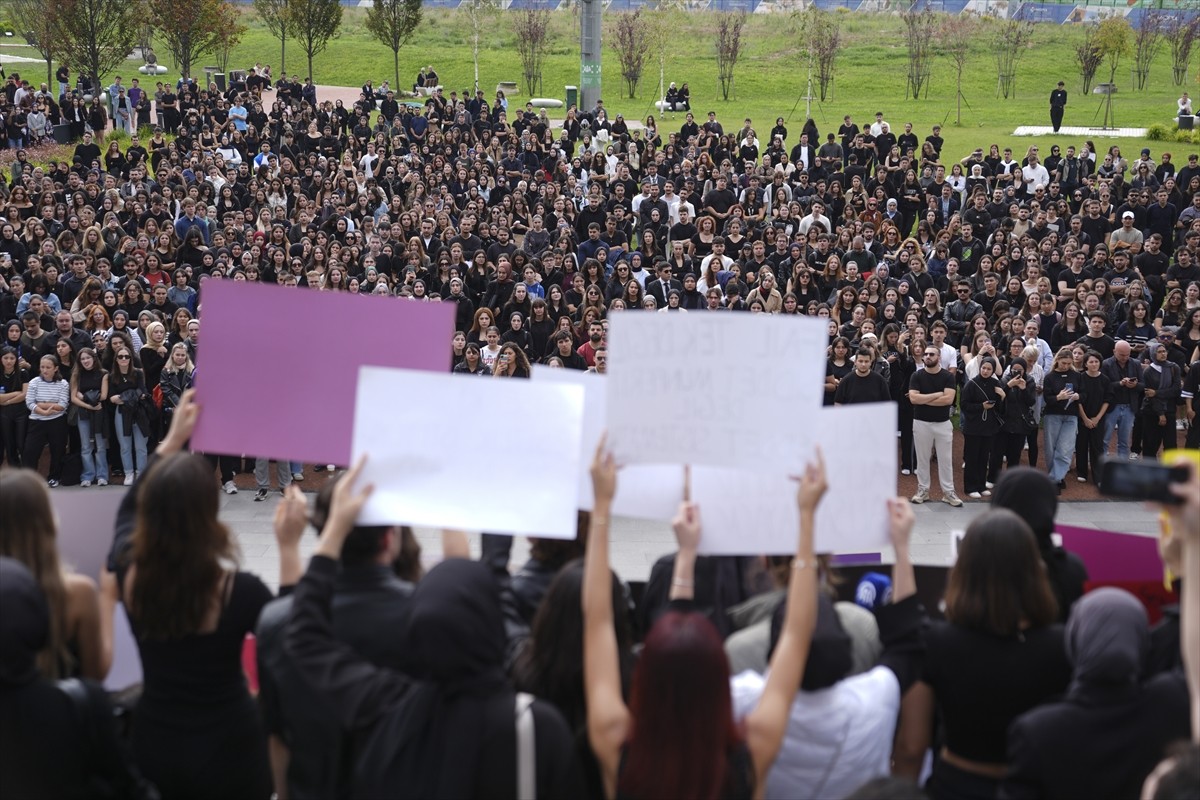 İstanbul Medipol Üniversitesi öğrencileri, Medya ve Görsel Sanatlar Bölümü 2. sınıf öğrencisi...