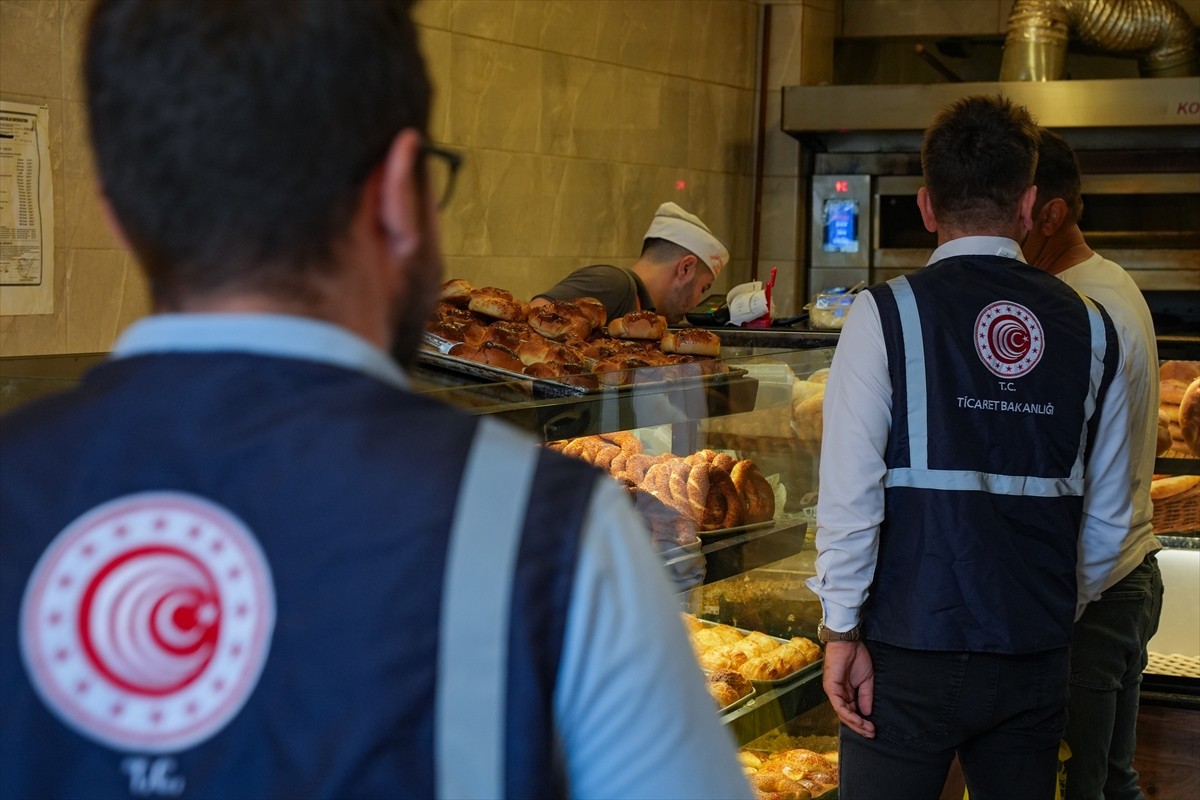 İzmir Ticaret İl Müdürlüğüne bağlı ekipler, kent genelindeki fırınlarda fiyat etiketi ve gramaj...